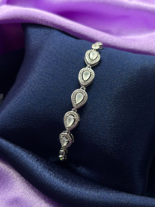 Silver Water Drop Bracelet Enclosed by stars of Zircon (Made with 925 Silver)